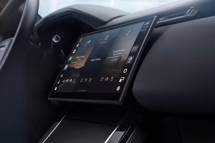 Trong đó, phiên bản P400e sử dụng hệ truyền động plug-in hybrid (PHEV) với cụm pin lithium-ion có dung lượng tăng từ 13,6 kWh lên 19,2 kWh. Ở phiên bản này, Range Rover Velar có thể di chuyển quãng đường lên tới 64 km chỉ với động cơ điện. Trong khi đó, các phiên bản P340, P400, D300 và D400 sử dụng loại động cơ mild hybrid 48V. Tất cả đều kết hợp với hộp số tự động 8 cấp và hệ dẫn động 4 bánh.