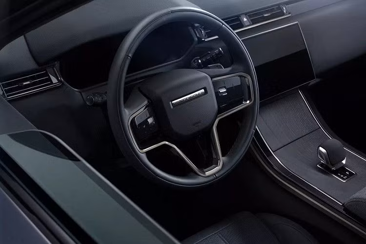 Ngoài ra, mẫu SUV cũng được cung cấp nhiều tùy chọn nâng cấp nội thất như ghế ngồi len Kvadrat pha nỉ Ultrafabrics hay cụm điều khiển trung tâm ốp gỗ Shadow Grey Ash. Range Rover Velar 2024 được phân phối tại châu Âu với tổng cộng 6 tùy chọn động cơ, bao gồm P250, P340, P400, P400e, D300 và D400.