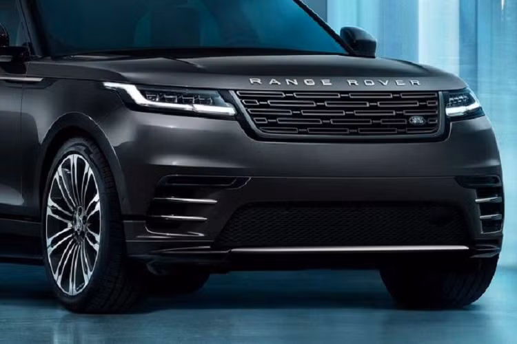 Khác với ngoại thất, khu vực cabin của Range Rover Velar 2024 thay đổi đáng kể so với bản tiền nhiệm. Điểm nhấn của nội thất nằm ở màn hình cảm ứng 11,4 inch có thiết kế cong, điều khiển mọi tính năng trên xe. Hệ thống Pivi Pro 7 hỗ trợ kết nối Android Auto và Apple CarPlay không dây, cập nhật phần mềm thông qua Wifi.