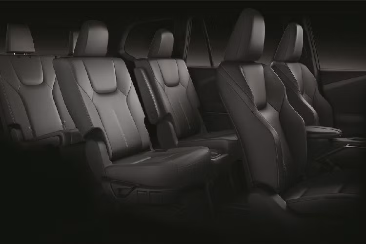 Thông tin chi tiết của Lexus TX còn hạn chế, nhưng TX được cho là phát triển dựa trên dòng Toyota Grand Highlander. Nó sử dụng khung gầm toàn cầu mới của Toyota TNGA với kết cấu GA-K. Ngoại hình của xe chưa được tiết lộ nhưng những hình ảnh hé lộ trước đó cho thấy nó có khá nhiều điểm chung với Grand Highlander.