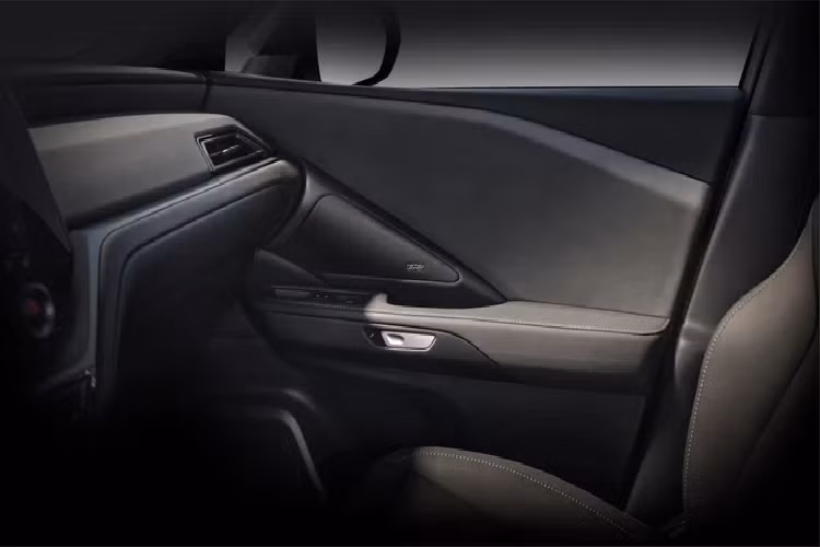 Để dễ so sánh, Grand Highlander có kích thước dài 5.116 mm, rộng 1.989 mm, cao 1.781 mm và chiều dài cơ sở 2.946 mm. Trong khi đó, Lexus RX L cũ có kích thước 5.000 mm, rộng 1.895 mm và cao 1.700 mm và chiều dài cơ sở 2.790 mm.