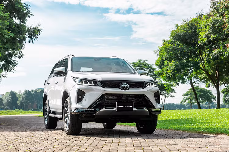 Tại Việt Nam, Toyota Fortuner 2022 được phân phối chính hãng 7 phiên bản, cùng 3 tùy chọn động cơ bao gồm máy dầu 2.4L, máy dầu 2.8L và máy xăng 2.7L. Giá xe hiện dao động từ 1,026 - 1,470 tỷ đồng.