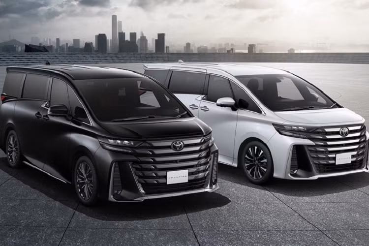 Ngoài ra, mẫu MPV hạng sang này còn có những trang bị đáng chú ý như đèn pha LED, dải đèn LED định vị ban ngày dạng ẩn, cửa lùa chỉnh điện bên sườn, vành 17 - 19 inch, đèn hậu OLED, cửa cốp chỉnh điện rảnh tay, bệ bước chân chỉnh điện Universal Steps, tay nắm ở cột C và trần xe để hỗ trợ hành khách ra/vào...