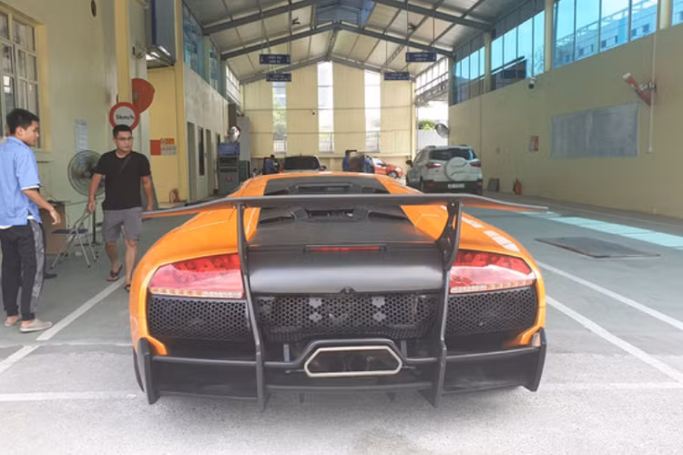 Như vậy, hiện tay chơi này đang nắm giữ 2 chiếc siêu xe Lamborghini Murcielago SV với 1 xe thuộc hàng "zịn", mang số thứ tự 46/350 xe sản xuất toàn cầu (thực tế dòng Lamborghini Murcielago LP670-4 SV chỉ kịp sản xuất 186 xe), và xe còn lại là bản độ lên từ Lamborghini Murcielago tiêu chuẩn.