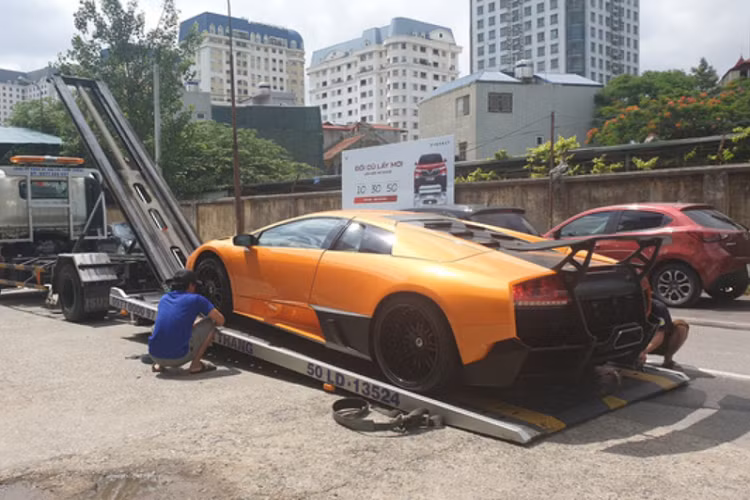 Và nếu như bạn nghĩ rằng chủ nhân của chiếc Lamborghini Murcielago độ SV không đủ tài chính để chơi siêu xe thật, phải mua xe cũ để độ lại nhầm to, doanh nhân này sở hữu đâu đó gần 10 chiếc siêu xe và xe siêu sang tại Việt Nam. Thú vị hơn, Lamborghini Murcielago SV độc nhất Việt Nam sau khi được ông Đặng Lê Nguyên Vũ bán lại cho 1 showroom xe ở quận 5, chính là người này đã mua lại.