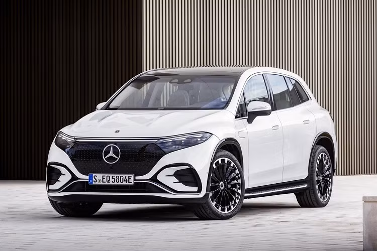  Mercedes-Benz EQS SUV Sau sedan thuần điện hạng sang EQS, Mercedes-Benz sẽ tiếp tục giới thiệu phiên bản SUV của mẫu xe này trong triển lãm xe và nghệ thuật The Avantgarde 2023. Mercedes-Benz EQS SUV tại Việt Nam chỉ có 1 phiên bản là EQS 500 4Matic SUV và giá bán 4,999 tỷ đồng. Mercedes-Benz EQS 500 4Matic SUV được trang bị mô-tơ điện với công suất tối đa 330 kW (khoảng 443 mã lực) và mô-men xoắn cực đại 828 Nm. Ngoài ra, xe còn có hệ dẫn động 4 bánh toàn thời gian 4Matic.
