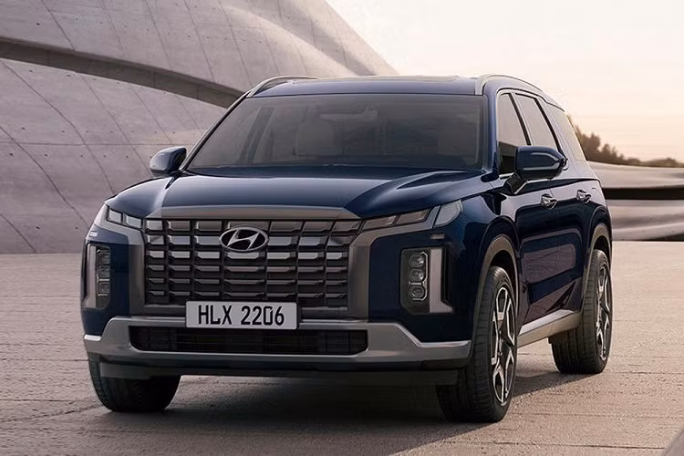  Hyundai Palisade Không chỉ Custo, trong tháng 9 năm nay, Hyundai dự kiến còn giới thiệu mẫu SUV cỡ lớn Palisade ở Việt Nam như đối thủ dành cho Ford Explorer và Volkswagen Teramont. Sự xuất hiện của Palisade sẽ khiến danh mục SUV của thương hiệu Hyundai ở Việt Nam trở nên đầy đủ hơn khi trải dài từ phân khúc B đến E. Theo tin đồn, Hyundai Palisade ở Việt Nam sẽ có giá dao động trong khoảng 2 tỷ đồng, rẻ hơn 2 đối thủ kể trên.
