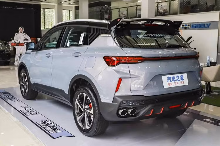 Một số thay đổi đáng chú ý của xe điện Geely Binyue Cool Champion Edition 2023 so với phiên bản hiện tại đang bán ra trên thị trường chính là việc xe có bổ sung thêm cửa sổ trời toàn cảnh hoàn toàn mới, ghế lái điều chỉnh điện tử và cánh gió mui lớn, rất thể thao, ngoài ra, ngoại thất còn được sơn màu xám xi-măng cùng các điểm nhấn màu đỏ bắt mắt.