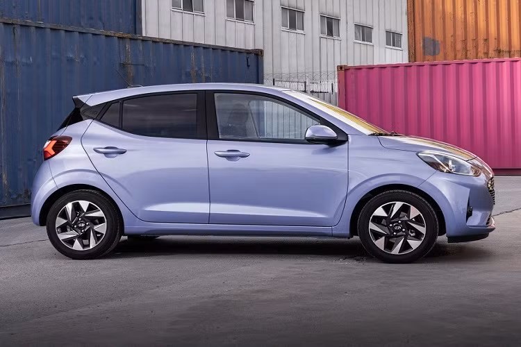 Điểm nhấn còn lại của Hyundai i10 2023 nằm ở công nghệ trợ lái nâng cao SmartSense, bao gồm hệ thống phanh khẩn cấp tự động, có thể phát hiện người đạp xe. Bên cạnh đó là hệ thống hỗ trợ bám làn đường và cảnh báo còn hành khách trên ghế sau. Tại thị trường Anh quốc, Hyundai i10 2023 có 3 phiên bản, bao gồm Advance, Premium và N Line.