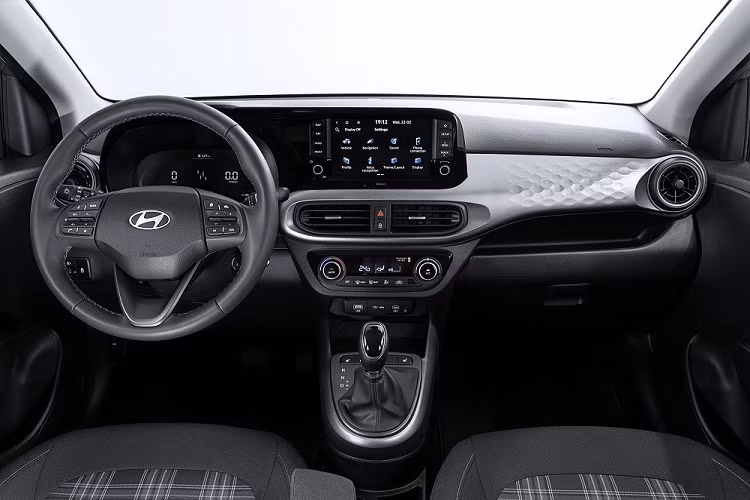 Các trang bị khác gồm; màn hình cảm ứng trung tâm 8 inch gần như không thay đổi, hỗ trợ Apple CarPlay và Android Auto không dây cũng như phần mềm kết nối từ xa Bluelink. Khoang hành lý phía sau của mẫu xe Hyundai i10 2023 cỡ nhỏ nhưng vẫn có thể tích 252 lít. Nếu ghế sau gập xuống, con số này tăng lên 1.050 lít. 