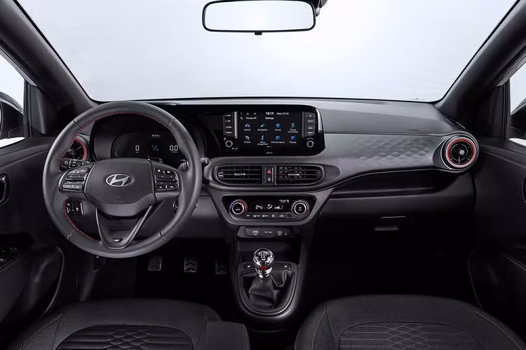 "Trái tim" của bản Advance là động cơ xăng 3 xi-lanh, hút khí tự nhiên, dung tích 1.0L với công suất tối đa chỉ 66 mã lực, đi cùng hộp số sàn. Cao cấp hơn là bản Premium với giá từ 16.720 Bảng (488 triệu đồng).