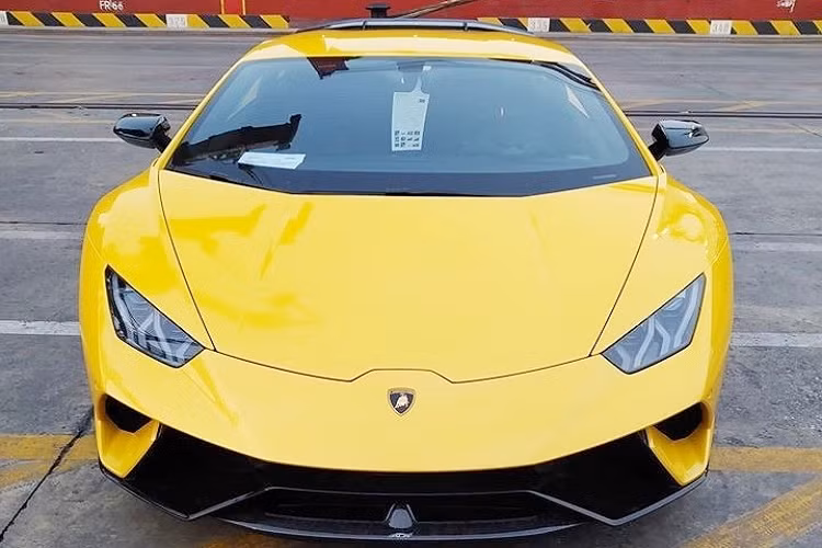 Vào tháng 2/2020, hình ảnh chiếc siêu xe phiên bản hiệu suất cao Lamborghini Huracan Performante hàng hiếm được nhập khẩu chính hãng, xuất hiện tại cảng Hải Phòng đã khiến giới mê xe trong nước vui mừng. Đây cũng chính là chiếc xe Lamborghini Huracan Performante đầu tiên có mặt tại Việt Nam.