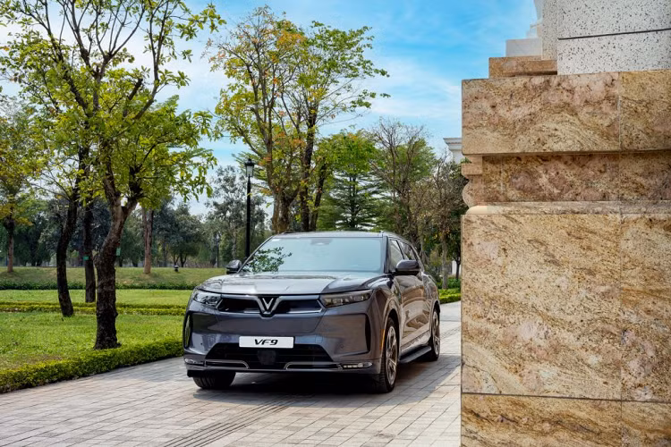 Lô xe SUV điện Vinfast VF9 đầu tiên tới tay người dùng có thiết kế 6 chỗ ngồi, lấy cảm hứng từ khoang máy bay hạng thương gia, với hai ghế cơ trưởng ở hàng ghế thứ 2, kết hợp với bệ tỳ tay cỡ lớn tạo cảm giác sang trọng và rộng rãi.