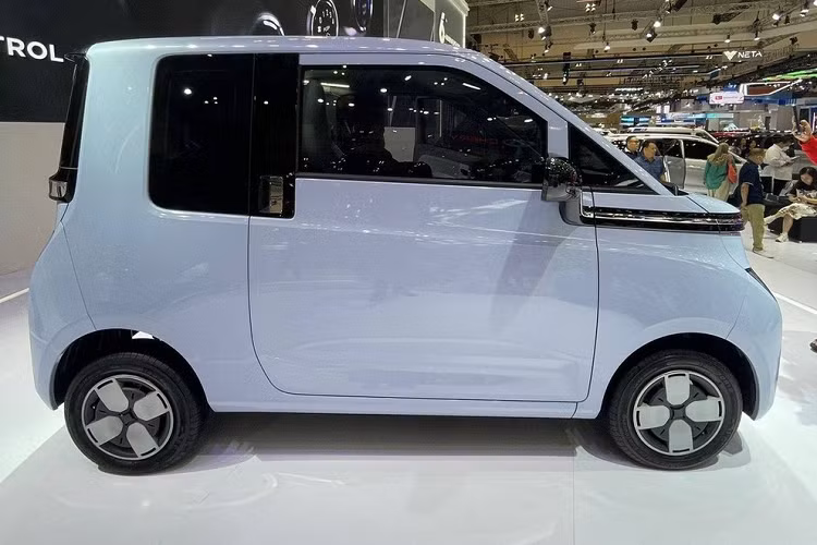 Tuy nhiên, chủ xe vẫn có những tính năng kết nối với thiết bị điện tử hoặc điện thoại thông minh thông qua ứng dụng MyWuling+. "Trái tim" của Wuling Air ev Lite là mô-tơ điện mạnh 30 kW (khoảng 41 mã lực), kết hợp với pin LFP 18 kWh. Nhờ đó, xe có thể di chuyển 200 km sau một lần sạc đầy pin, tương tự phiên bản Standard Range. Thời gian sạc đầy pin bằng sạc AC 2.0 kW là 8,5 tiếng đồng hồ.
