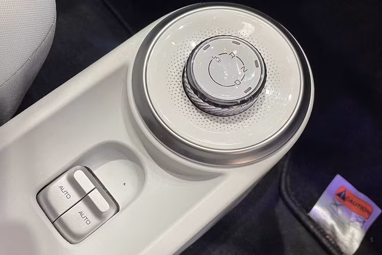 Trang bị an toàn của mẫu xe điện Wuling Air ev của Trung Quốc này bao gồm phanh đĩa trên bánh trước, phanh tang trống phía sau, 2 túi khí trước, hệ thống chống bó cứng phanh ABS, phân bổ lực phanh điện tử EBD, hệ thống cân bằng điện tử, camera lùi và cảm biến phía sau.