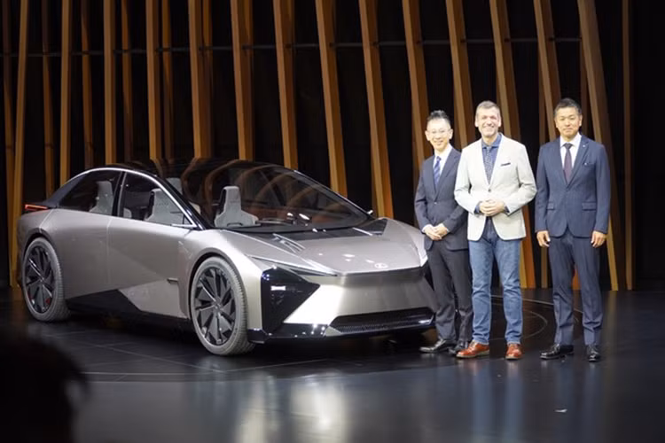  Mẫu xe Lexus LF-ZC chạy điện này hứa hẹn mang đến những trải nghiệm lái xe khác biệt và các dịch vụ độc quyền, thể hiện kinh nghiệm chế tạo xe của Lexus và làm phong phú thêm cuộc sống của khách hàng. 