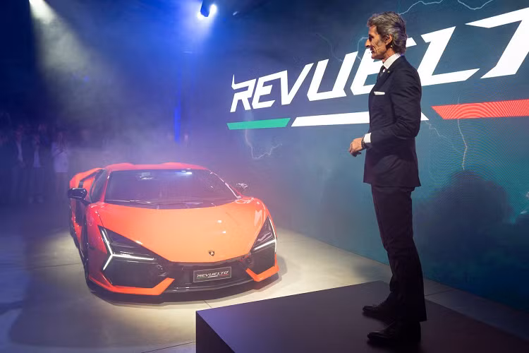 Huracan Evo Spyder 60th Anniversary Edition cũng có mâm Damiso 20 inch màu đen bóng. Chiếc xe trưng bày tại Milan Design Week 2023 là bản màu xanh lá Verde Viper kết hợp với các yếu tố trắng Bianco Isis, trong khi nội thất da Nero Ade với các bộ phận tương phản màu đỏ Rosso Alala và trắng Bianco Leda.