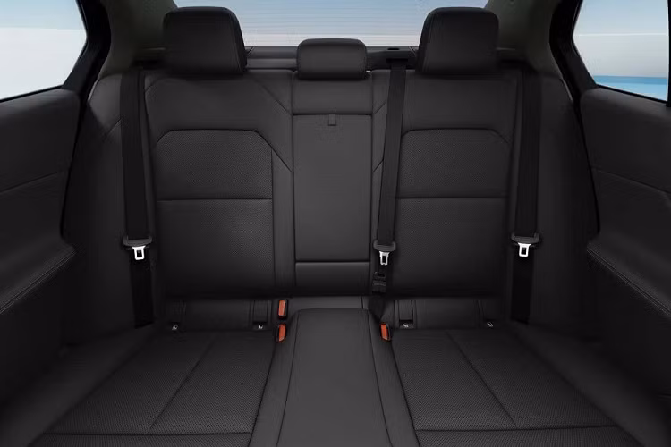 Màn hình này là sự kết hợp giữa bảng đồng hồ kỹ thuật số 12,3 inch và màn hình cảm ứng trung tâm 14,9 inch. Ngoài ra, xe còn được trang bị hệ điều hành iDrive 8.5 mới nhất của thương hiệu Đức. Tuy là bản tiêu chuẩn nhưng BMW 520i 2024 vẫn có thanh Interaction Bar kéo dài trên mặt táp-lô, vừa đóng vai trò đèn viền vừa tích hợp cảm ứng để người dùng chỉnh điều hòa. Trong khi đó, trên tapi cửa có những nút cảm ứng để chỉnh một số tính năng khác của xe.