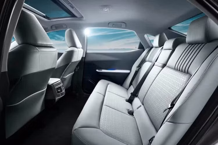 Những tính năng nội thất đáng chú ý khác của Toyota bZ3 2023 bao gồm 4 cổng USB ở hàng ghế trước, tính năng ra lệnh bằng giọng nói, cửa sổ trời và sạc điện thoại thông minh không dây. Thêm vào đó là gói công nghệ an toàn chủ động Toyota Safety Sense và camera 360 độ...
