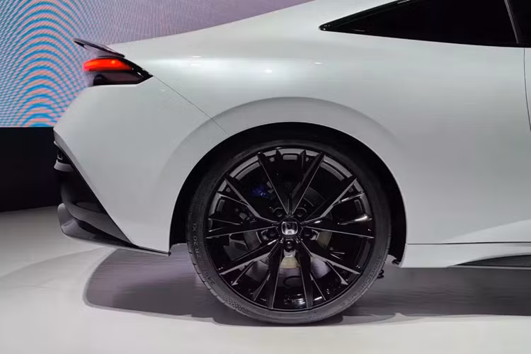 So với Honda Prelude trong quá khứ, mẫu xe concept mới này sở hữu kích thước lớn hơn nhiều cho phù hợp với xu hướng của toàn ngành công nghiệp ô tô. Có một điều thú vị là Honda Prelude trông khá giống xe Toyota nếu nhìn từ phía trước. Mẫu xe này được trang bị khu vực đầu xe gợi liên tưởng đến Toyota Prius và Crown thế hệ mới.