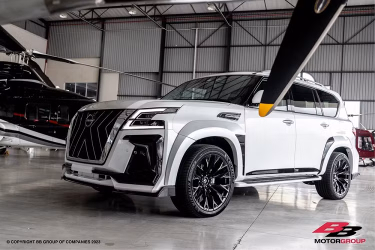Đằng sau, Nissan Patrol Black Hawk có cản sau thiết kế lại với các khe chia gió được sơn màu đen bóng. Bên cạnh đó, xe cũng được trang bị cánh lướt gió có kích thước lớn hơn nguyên bản đặt trên nóc cốp.