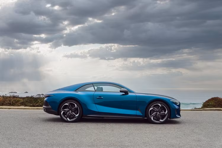 Những trang bị còn lại của Bentley Batur gồm có hệ thống treo khí nén thích ứng, hệ thống kiểm soát chống lật chủ động bằng điện tử, hệ thống phanh Carbon-Silicon-Carbide (CSiC) với đĩa phanh 440 mm, đi kèm cùm phanh 10 piston phía trước, đĩa phanh 410 mm với cùm phanh 4 piston phía sau, vành la-zăng 22 inch, lốp Pirelli và nhiều chi tiết ngoại thất bằng carbon hoặc sợi tự nhiên.