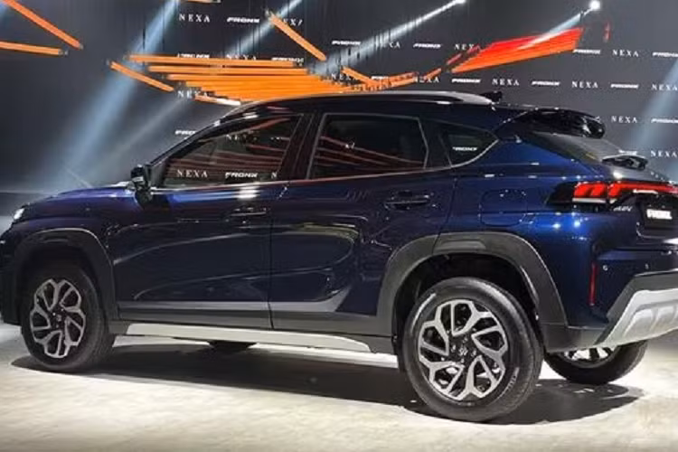 Không dừng ở đó, Suzuki Fronx 2023 còn có nút bấm khởi động máy, chìa khóa thông minh, ghế lái chỉnh độ cao, bàn gấp sau lưng ghế trước, cửa sổ chỉnh điện trước/sau, kính cửa sổ tự động một chạm, chống kẹt bên ghế lái, điều hòa tự động