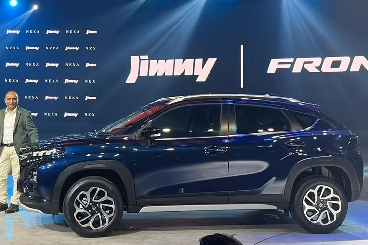 Được phát triển dựa trên cơ sở gầm bê Heartect của Baleno, Suzuki Fronx 2023 có kích thước khá nhỏ, bao gồm chiều dài 3.995 mm, chiều rộng 1.550 mm, chiều cao 1.765 mm và chiều dài cơ sở 2.520 mm. Với kích thước này, tân binh của Suzuki chỉ ngang ngửa một số mẫu SUV hạng A đang bán tại Ấn Độ như Kia Sonet, Hyundai Venue hay Nissan Magnite.