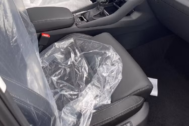 Ngoài ra, Skoda Karoq còn có hệ thống kiểm soát hành trình dự đoán trước, nhận biết biển báo giao thông, hỗ trợ làn đường thích ứng, hỗ trợ lái xe khi tắc đường, hỗ trợ đỗ xe, hỗ trợ tránh va chạm bên sườn với cảnh báo phương tiện cắt ngang khi lùi và camera 360 độ.