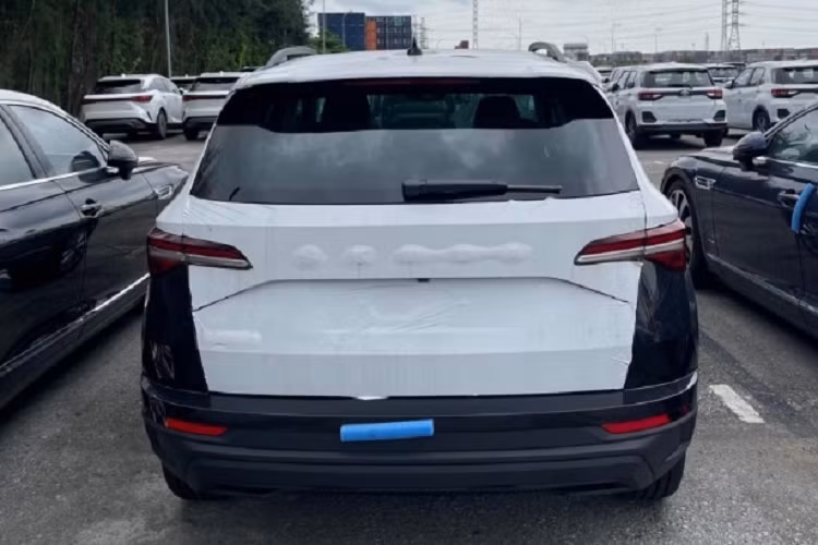 Tại Châu Âu, mẫu xe SUV Skoda Karoq sở hữu nội thất 5 chỗ ngồi với ghế bọc da pha nỉ. Bảng đồng hồ kỹ thuật số có kích thước 8 inch hoặc 10,25 inch tùy phiên bản. Màn hình giải trí trung tâm có 3 phiên bản với kích thước 6,5 inch, 8 inch hoặc 9,2 inch. Một số trang bị đáng chú ý khác bao gồm đèn viền nội thất, Android Auto/Apple CarPlay không dây, trợ lý ảo Laura và cập nhật phần mềm qua WiFi.