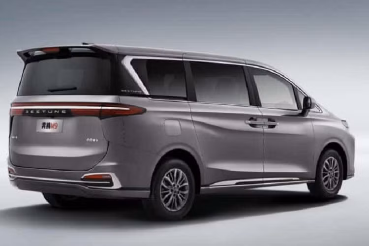 Nhìn vào các bức ảnh của hãng xe Bestune mới công bố về chiếc MPV hạng sang cỡ lớn M9 của mình có thể thấy phần đầu xe được trang bị lưới tản nhiệt cỡ lớn, với các thanh ngang khá đơn điệu so với thiết kế của các đối thủ, điểm cộng chính là xe có cụm đèn pha sắc cạnh và thanh mảnh chạy ngang mặt trước, nhìn vào đôi mắt này chẳng khác gì một con thú đi săn ban đêm
