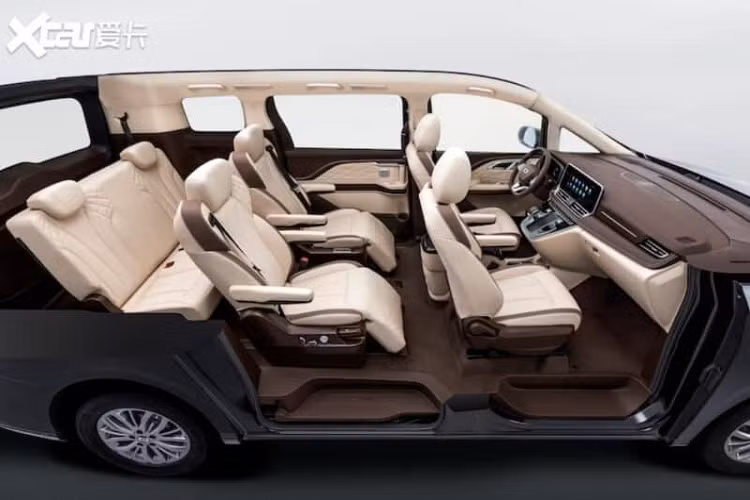 Bestune M9 có 7 chỗ ngồi với cách bố trí 2+2+3. Có một không gian lưu trữ lớn trên bảng điều khiển trung tâm. Vô-lăng đáy phẳng ba chấu. Cửa sổ trời toàn cảnh có kích thước 1.267/1.051 mm với diện tích chiếu sáng khoảng 0,95 m2.