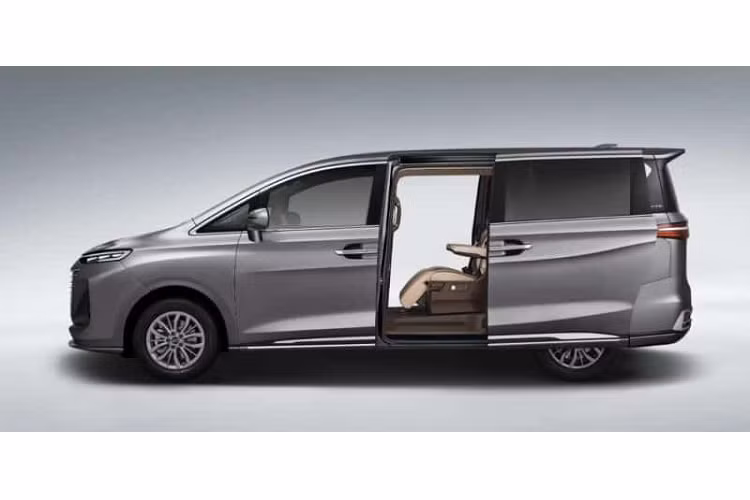 Ngoài bản sử dụng động cơ xăng, một phiên bản hybrid của Bestune M9 sẽ xuất hiện sau đó, nhưng chi tiết cụ thể hơn về xe vẫn chưa được công bố. Tại thị trường Trung Quốc, M9 sẽ cạnh tranh với Lexus LM.