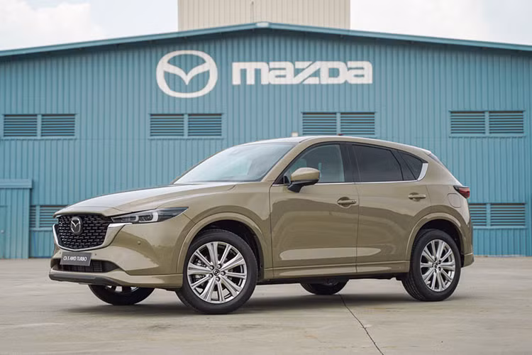 Trang bị an toàn của Mazda CX-5 2023 ở Indonesia bao gồm camera 360 độ, cảm biến đỗ xe phía trước, hỗ trợ phanh khi lùi, hệ thống kiểm soát hành trình bằng radar, cảnh báo lệch làn đường và hỗ trợ giữ làn đường. Chưa rõ xe ở Việt Nam sẽ sử dụng động cơ nào. Tuy nhiên, sẽ không bất ngờ nếu xe tiếp tục dùng 2 loại động cơ xăng SkyActiv-G 4 xi-lanh, dung tích 2.0L và 2.5L như cũ.