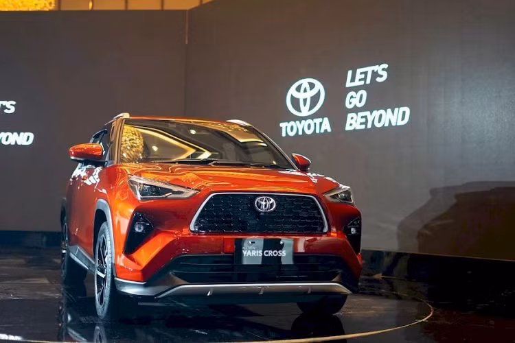 Theo thông tin từ đại lý chính hãng, Toyota Yaris Cross tại Việt Nam dự kiến ra mắt thị trường trong nước vào tháng 8/2023, sau đó bắt đầu được bàn giao đến tay khách hàng từ tháng 9 năm nay. Tư vấn viên cho biết giá bán dự kiến của xe rơi vào khoảng 680 – 720 triệu đồng.