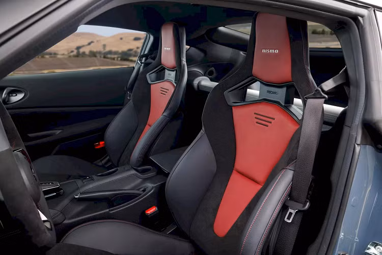 Nissan Z Nismo 2024 thể thao được cải tiến đáng kể về khí động học, tăng lực ép xuống mặt đường. Gói nâng cấp bao gồm cản trước và bộ chia "Grand-Nose" kéo dài hơn với cánh mũi ở mỗi góc, tăng thêm 20 mm cho chiều dài tổng thể và giúp kiểm soát gió xoáy tại khu vực bánh trước. Điểm nhấn thiết kế này lấy cảm hứng từ mẫu xe huyền thoại Fairlady 240ZG của hãng.