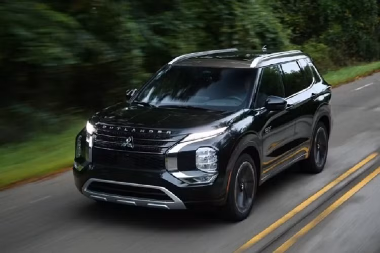 Trước đó, vào năm 2021 mới chính thức là tròn 40 năm Mitsubishi có mặt tại xứ sở cờ hoa. Tuy nhiên, mãi đến đầu năm 2023, hãng xe của “đất nước mặt trời mọc” mới tung ra phiên bản Mitsubishi Outlander PHEV 40th Anniversary Edition 2023 đặc biệt kỷ niệm này.