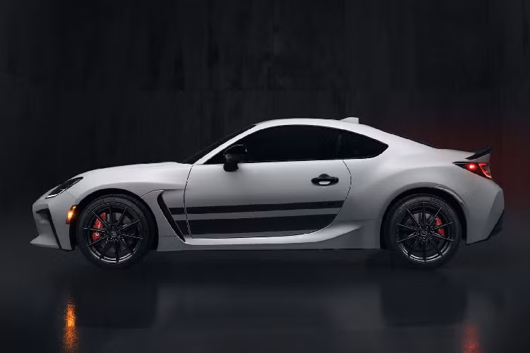Toyota GR86 Trueno Edition mới được bổ sung hệ thống giảm xóc ZF Sachs đặc biệt có bình Nitơ và dầu nhằm hấp thụ dao động và phanh Brembo 4 piston cho bánh trước và 2 piston cho bánh sau. Toyota GR86 Trueno Edition có 2 tùy chọn hộp số, gồm hộp số sàn 6 cấp hoặc hộp số tự động 8 cấp.