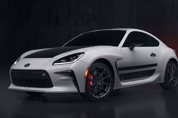 Đây là những lý do Toyota tạo nên AE86 Trueno, phiên bản đặc biệt của GT 86 với cái đặt tên "GR 86 Trueno Edition". Hậu tố "Trueno" đã quyết định tông màu chủ đạo trắng, nắp capo đen cùng các đường sọc ấn tượng. Toyota GR 86 Trueno Edition giới hạn 860 xe.