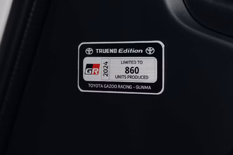 GR 86 Trueno Edition được trang bị bộ mâm hợp kim kích thước 18 inch thiết kế 10 chấu. Sức mạnh của GT 86 Trueno Edition trang bị động cơ 4 xy-lanh dung tích 2.4l nạp khí tự nhiên, sản sinh công suất 228 mã lực và mô-men xoắn 259 Nm.
