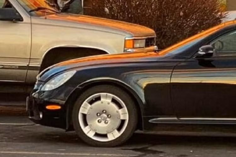 Xe có đèn hậu to bản như các mẫu xe tải. Điều quan trọng chính là việc phần mui xe của Lexus SC430 vốn có thể đóng/mở nhưng khi biến thành xe tải, nó sẽ được cố định như 1 chiếc xe Coupe.