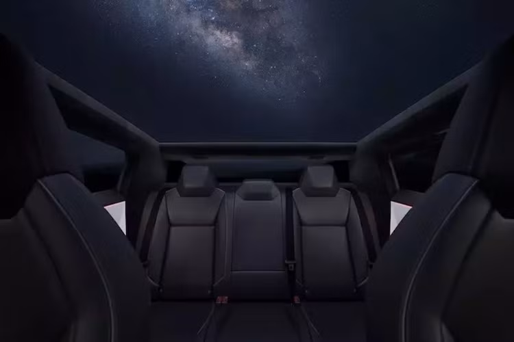 Tân binh nhà Tesla được trang bị lốp chạy mọi địa hình với kích thước 35 inch (khoảng 890 mm). Bên cạnh đó là hệ thống treo khí nén thích ứng, có thể mang đến khoảng sáng gầm tối đa 442 mm cho mẫu xe bán tải này.