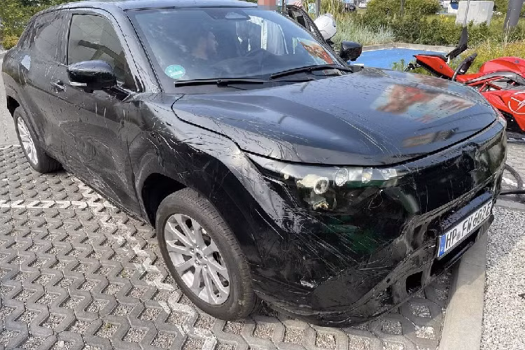 Ở phía sau, mẫu SUV điện nhà Suzuki được trang bị cụm đèn hậu có thiết kế xuyên suốt, nằm vắt ngang đuôi xe. Tương tự ngoại thất, nội thất của chiếc xe điện này cũng được che kín. Chỉ có thể nhận ra một số chi tiết bên trong xe như vô lăng vát 2 đầu, bảng đồng hồ kỹ thuật số nối liền với màn hình cảm ứng trung tâm, cửa gió điều hòa nằm dọc và cụm điều khiển trung tâm có thiết kế đậm chất tương lai.