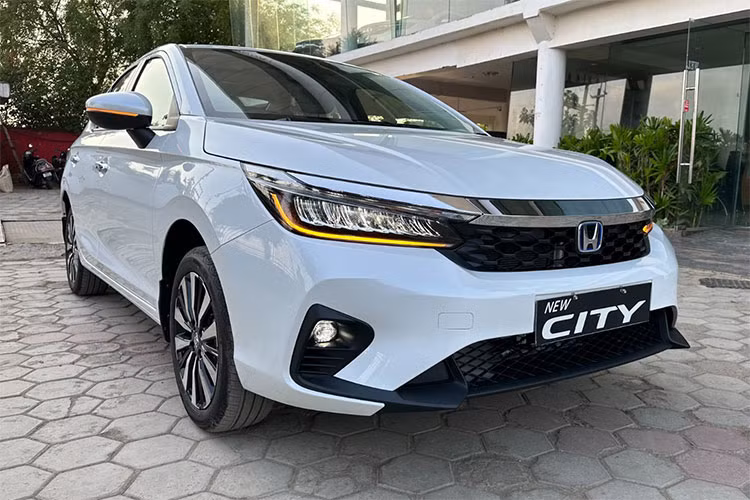 Hiện tại thông tin Honda City 2023 mới sắp về Việt Nam đã được nhiều đại lý xác nhận và mở cọc, một số tư vẫn bán hàng còn hứa hẹn sẽ bàn giao xe từ tháng 7/2023. Tuy nhiên, phía Honda Việt Nam vẫn chưa lên tiếng xác nhận thông tin này.