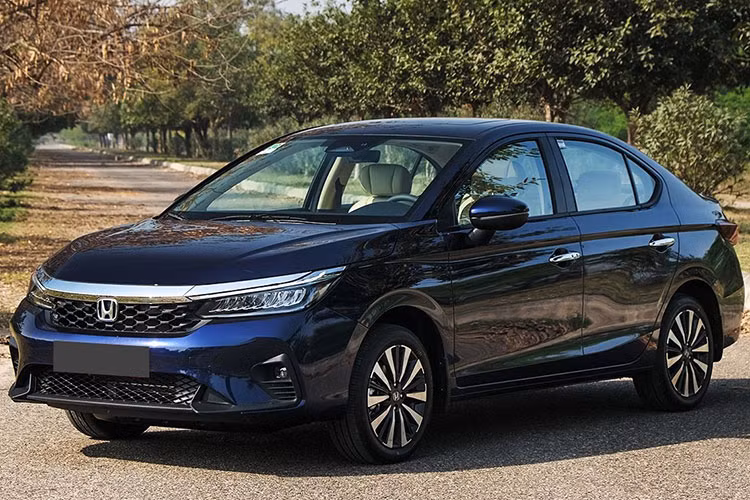 Ngoài ra, cản trước và cản sau của mẫu xe sedan cỡ B nhà Honda cũng được tinh chỉnh nhìn hầm hố và thể thao hơn. Nổi bật có bộ mâm 16 inch thiết kế mới, cụm cản trước - sau thiết kế lại, phía sau còn có thêm bộ khuếch tán gió thể thao khá ấn tượng.