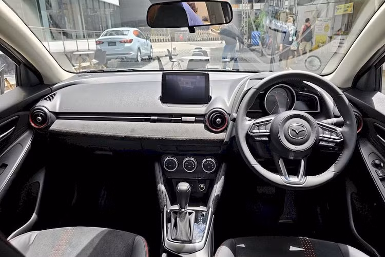 Trang bị vận hành của Mazda2 2023 tại Thái Lan không có sự thay đổi so với phiên bản cũ. Bên dưới nắp ca-pô vẫn là 2 tùy chọn động cơ. Thứ nhất là máy xăng Skyactiv-G dung tích 1.3L với công suất tối đa 93 mã lực và mô-men xoắn cực đại 123 Nm.