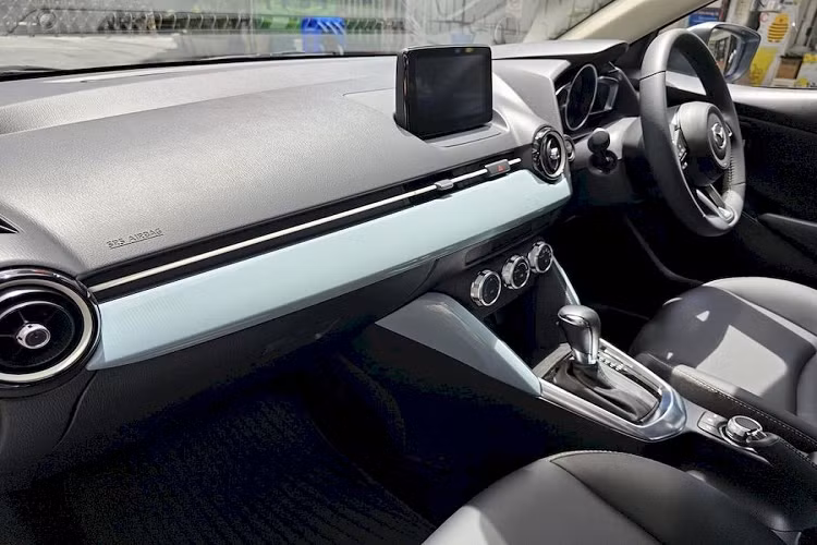 Thứ hai là động cơ diesel Skyactiv-D tăng áp, dung tích 1.5L, tạo ra công suất tối đa 105 mã lực và mô-men xoắn cực đại 250 Nm. Cả hai tùy chọn động cơ này đều đi kèm với hộp số tự động 6 cấp và hệ dẫn động cầu trước.