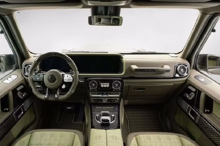Hãng độ cũng trang bị cho chiếc SUV bộ lưới tản nhiệt mới, gắn logo Mansory thay cho huy hiệu ngôi sao ba cánh. Mui xe này cũng được sản xuất từ vật liệu nhẹ và có khe hút gió lớn giúp làm mát động cơ.