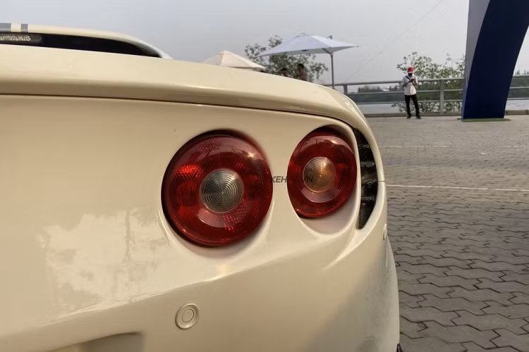 Lotus Elise S2 được trang bị bộ mâm đa chấu tạo hình kim cương có kích thước 16 inch, đi kèm đĩa phanh và cùm phanh được sơn đỏ nổi bật. Ở phía đuôi, Lotus Elise S2 gây ấn tượng với cụm đèn hậu tròn kép khá đơn giản. Phía dưới là cụm ống xả thể thao và bộ khuếch tán bằng sợi carbon.