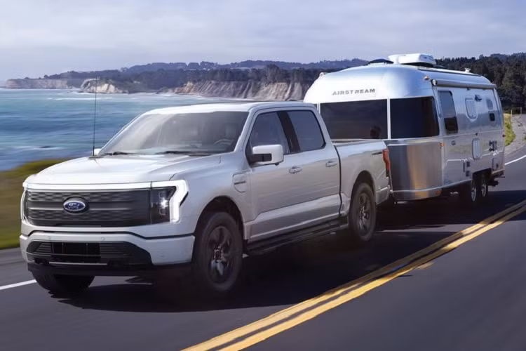 Tuy nhiên, chỉ sau chưa đầy một năm, giá bán của dòng bán tải chạy điện Ford F-150 Lightning hiện đã cao gấp rưỡi con số từng công bố trong lần ra mắt, lên gần 60.000 USD (khoảng 1,38 tỷ đồng). 